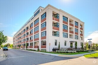 Building Photo - 120 Huron St