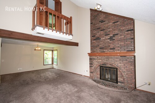 Building Photo - 3 Bed / 1.5 Bath 2-story Duplex  #735