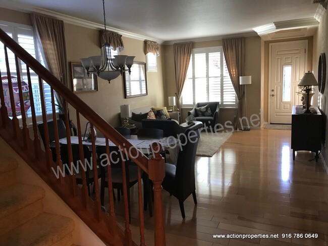 Foto del edificio - Beautiful Roseville, 5 Bed, 3 Bath, 2 Car,...