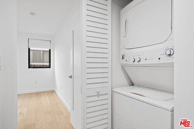 Foto del edificio - 11795 Gateway Blvd