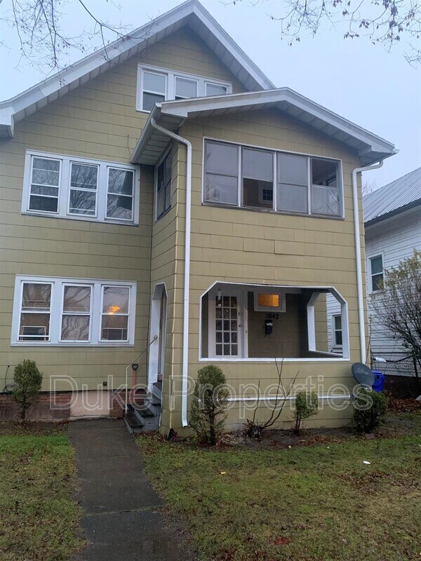Foto principal - 1042 Bay St