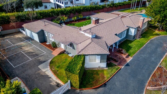 Foto del edificio - Gated Brentwood Circle Family Home