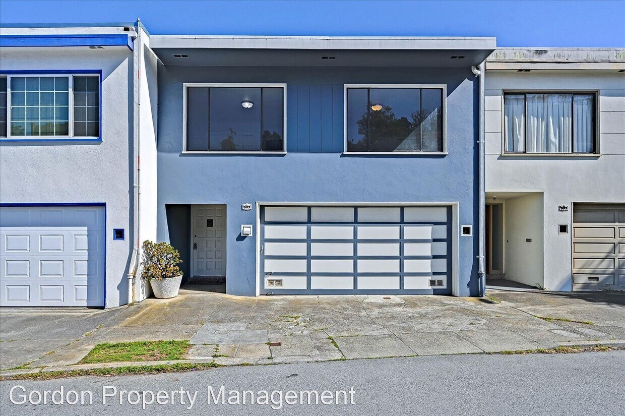Primary Photo - 4 br, 3 bath House - 215 Molimo Drive