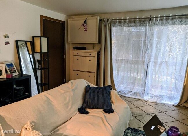 Building Photo - 2 br, 1 bath Condo - 8431 W. Bryn Mawr Ave