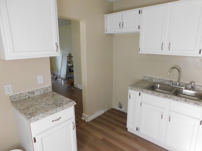 Building Photo - Fully Remodeled 2 bedroom 1 Bath in Quiet ...