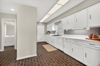 Building Photo - 147 Valley Dr