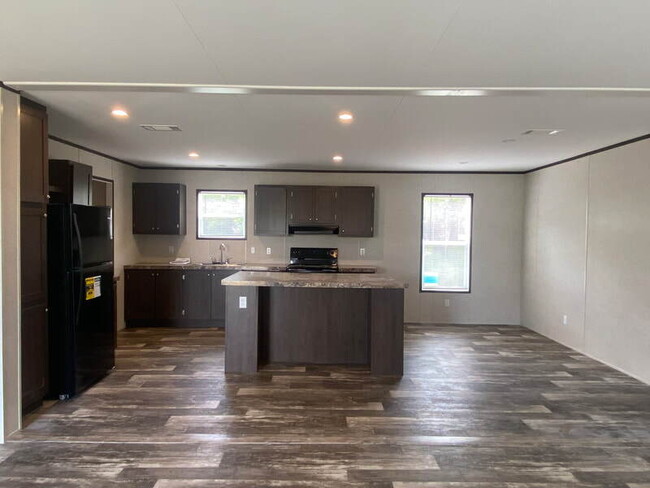 Building Photo - Wonderful, modern 3 bedroom 2 bath mobile