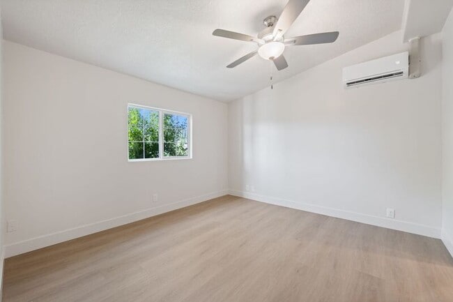 Building Photo - 146 E 400 N