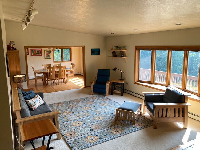 Foto del edificio - Spacious 4-bedroom home less than 4 miles ...