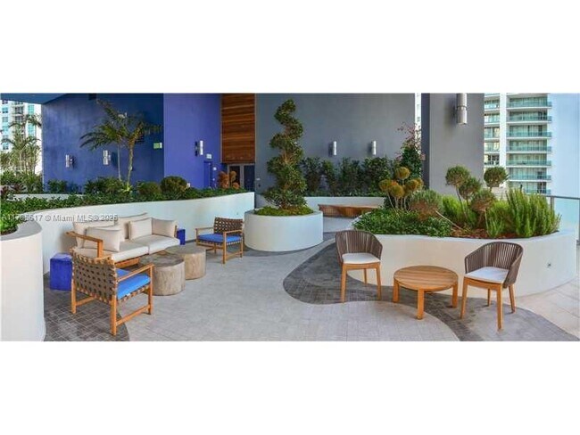 Foto del edificio - 1300 Brickell Bay Dr