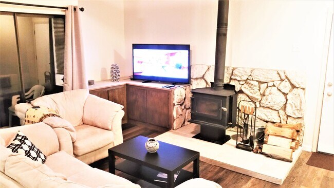 Foto del edificio - Charming Fully Furnished 2 Bed, 2 Bath Con...