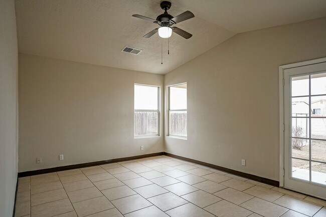 Foto del edificio - 2245 High Desert Cir NE