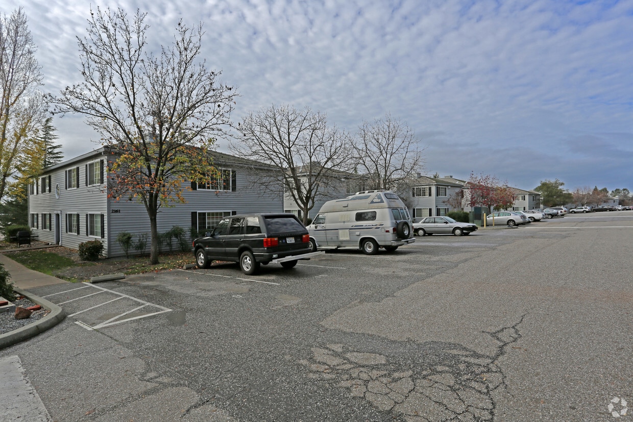 Colonial Village Apartments in Auburn, CA