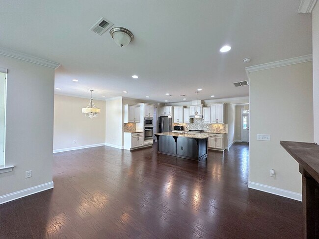 Building Photo - Like New 2 Story Townhome!