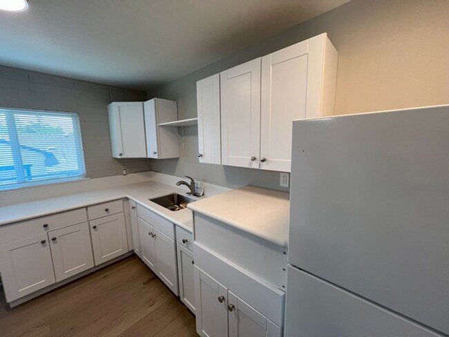 Foto del edificio - Fully Updated One Bedroom Upstairs Reno...
