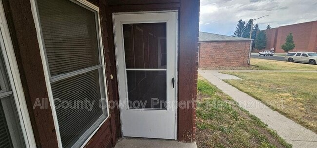 Building Photo - 126 S Cribbon Ave