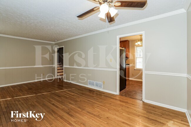 Building Photo - 335 Sharon Dr