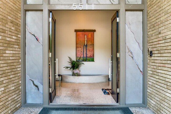 Foto del edificio - 5511 Royal Ln