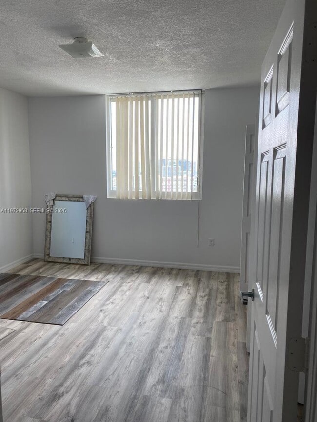 Foto del edificio - 275 NE 18th St