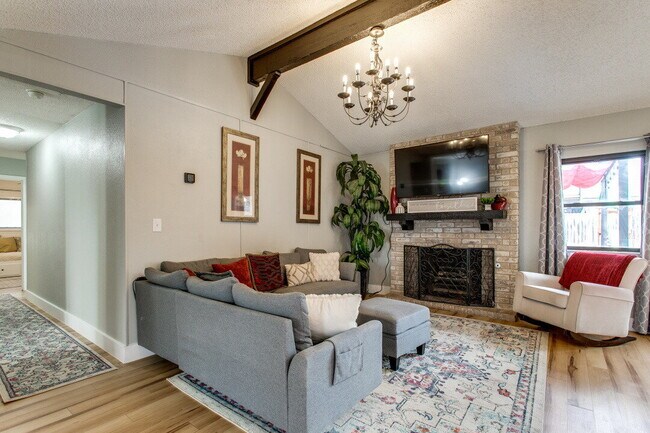 Foto del edificio - "Charming 3-Bedroom Haven with Cozy Fireplace in San Antonio – 1570 Sq Ft of Comfort!"