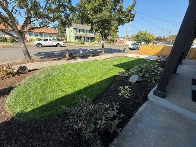 Foto del edificio - 1330-1334 SW 8th Ave Triplex/crema102-626