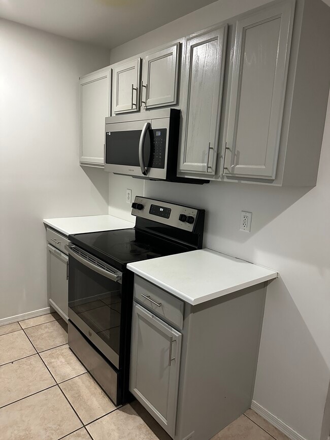Building Photo - 1320 W Cochise Dr