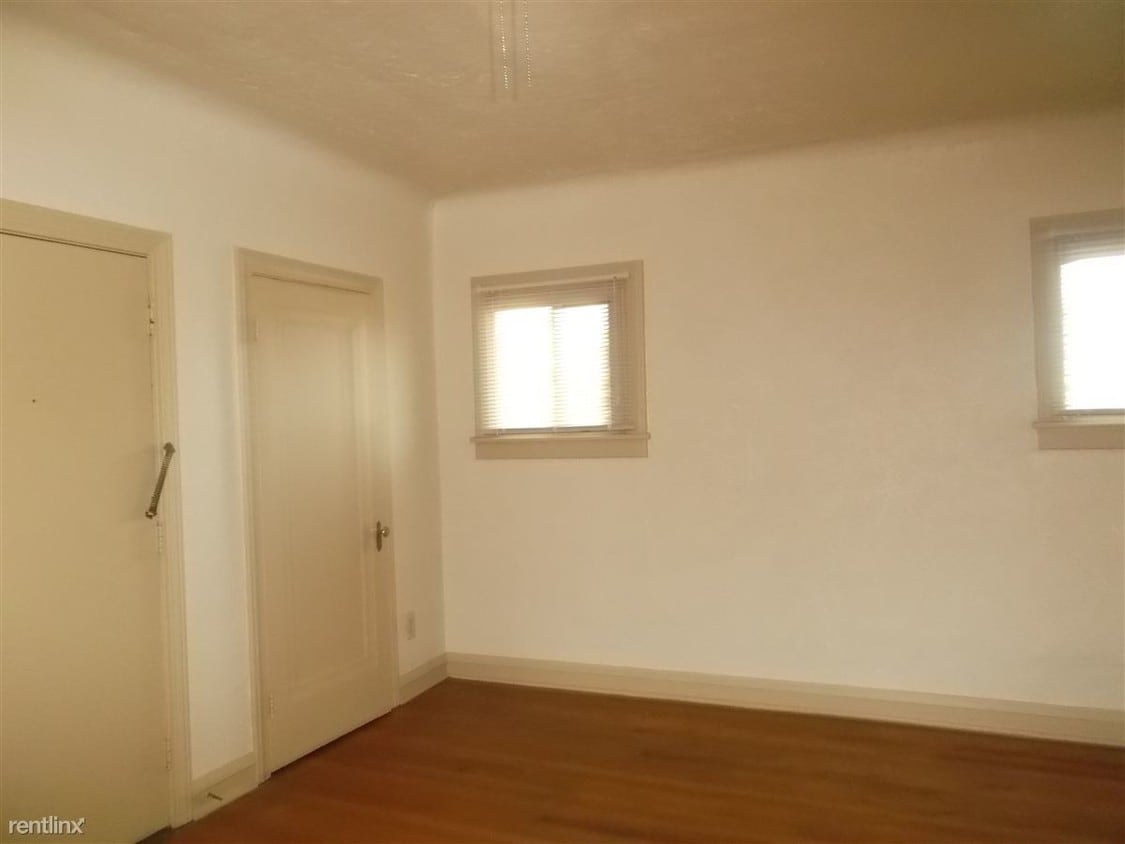 Primary Photo - 2976 S Moreland Blvd