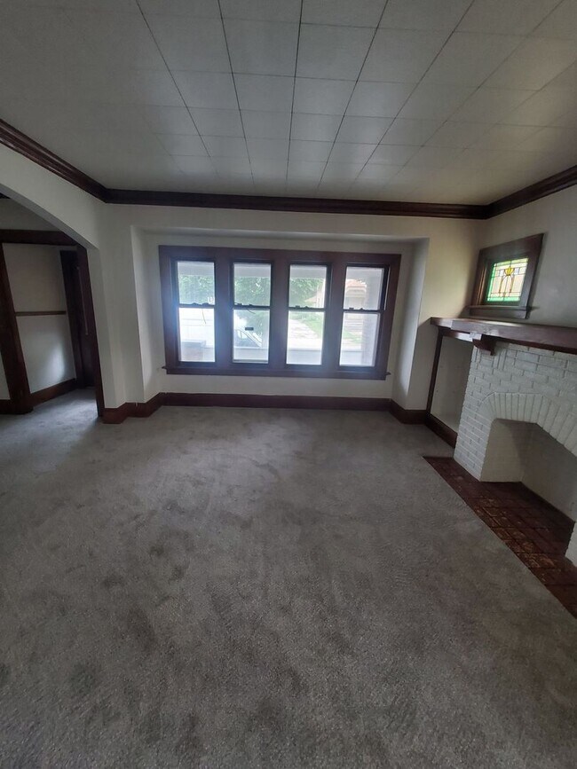 Building Photo - 2419-2421 W Keefe Ave. (Duplex)(ACE PROPERTY)