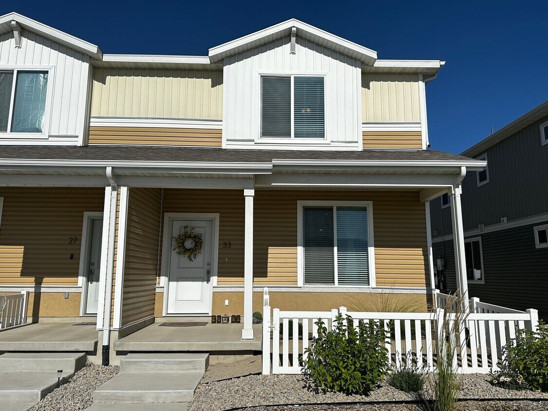 Foto principal - Spacious and Bright Townhome Available Sep...
