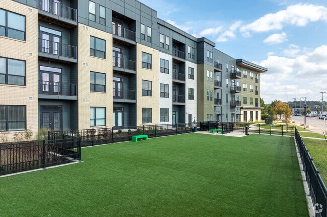 Building Photo - Blutowne Building Photo - Blutowne