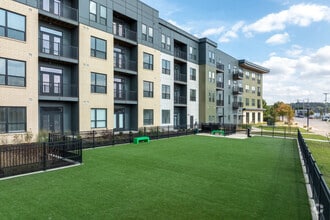 Building Photo - Blutowne