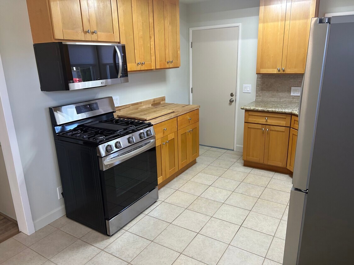 Cocina con electrodomésticos nuevos - 2021 Ocean Park Blvd