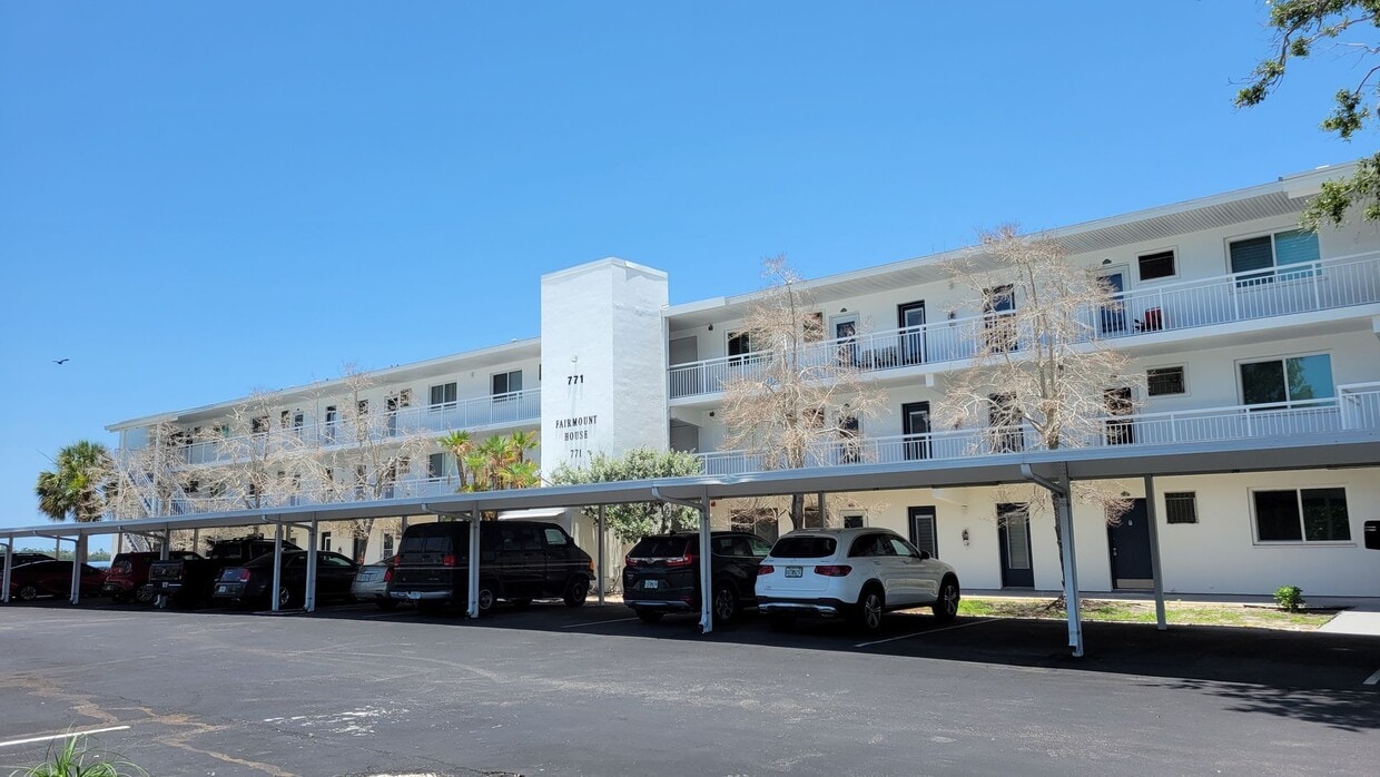 Primary Photo - Annual UNfurnished top floor Bay front 2/2...