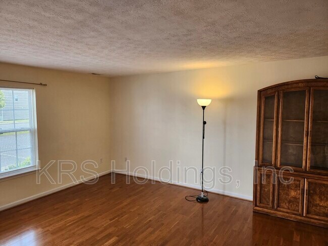 Foto del edificio - 327 Emerson Ln