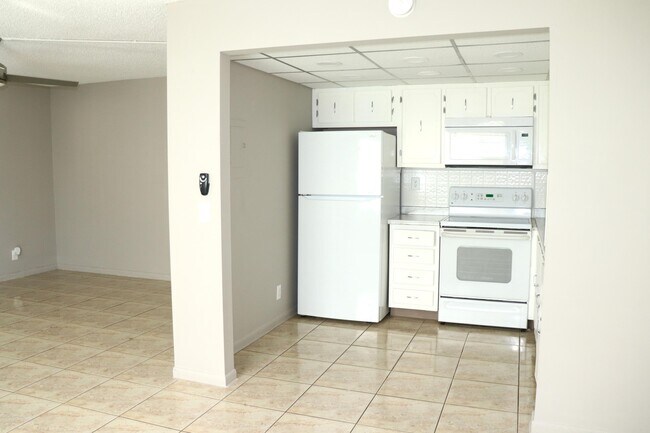 Building Photo - 482 Flanders Dr