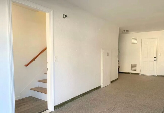 Building Photo - Upstairs 2 bed/1bath with private garage i...