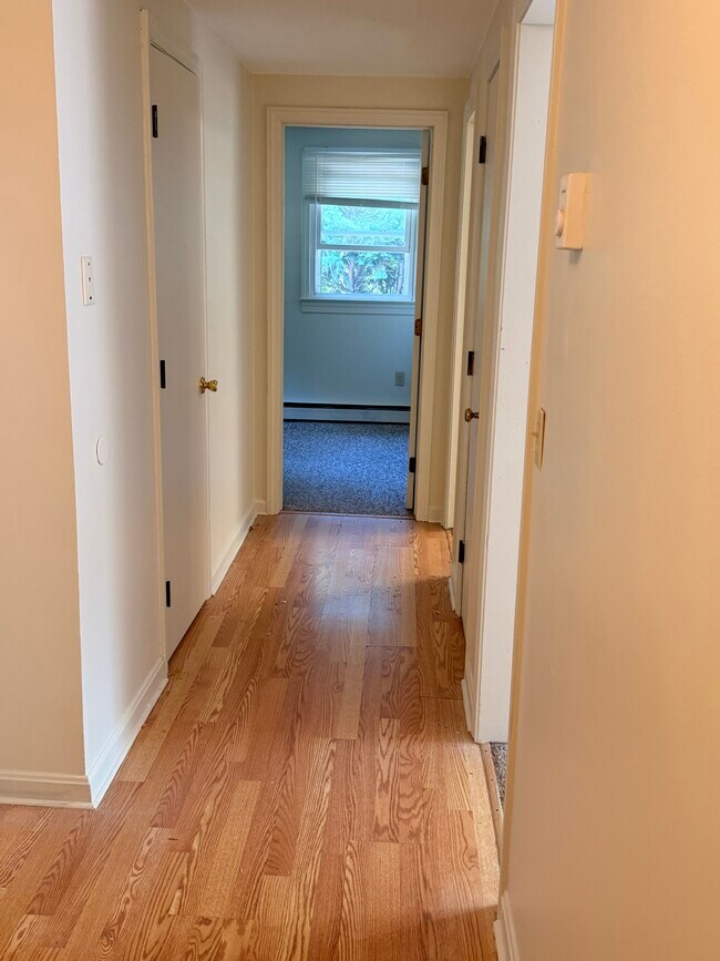 Sala - 296 Turners Falls Rd