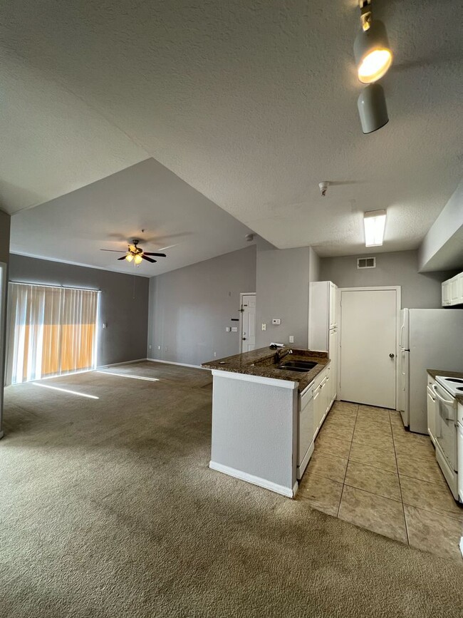 Building Photo - BEAUTIFUL 2 BEDROOM 1 BATHROOM CONDO FOR R...