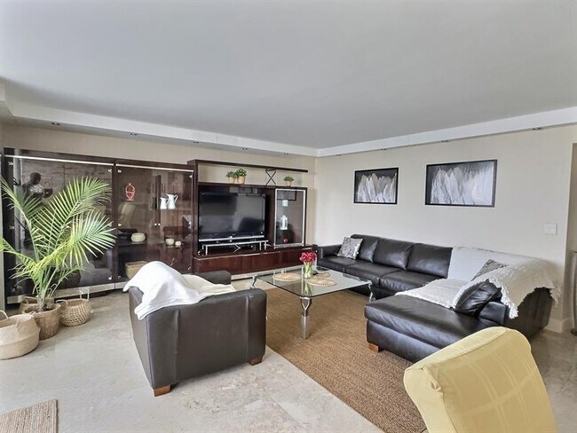 Building Photo - 2030 S Ocean Dr