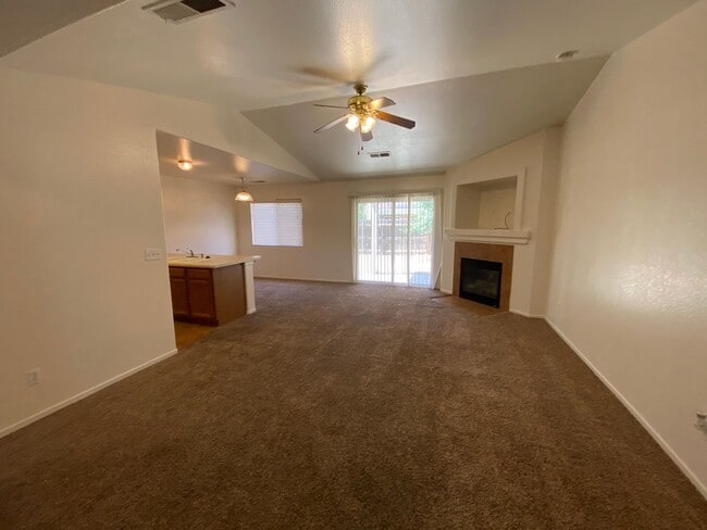 Building Photo - 3848 E Oak Ave