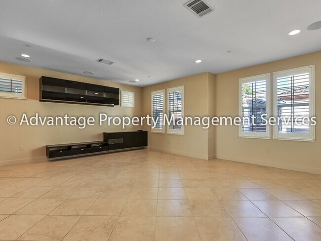 Building Photo - Beautiful 3 bed/3 bath, 1,749 sq ft SFR