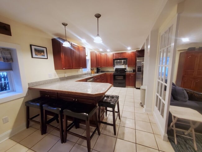 Building Photo - Winter Rental: Available Oct. 1-May 31 (Ut...