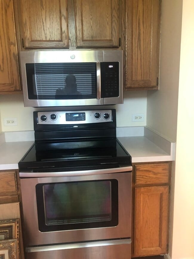 Building Photo - 827 Shoreline Rd