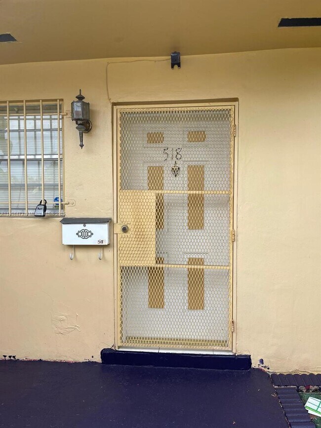 Foto del edificio - 518 NW 179th St