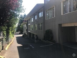 Building Photo - 10707 Des Moines Memorial Dr