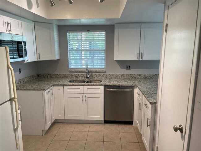 Foto del edificio - 8812 Bay Pointe Dr