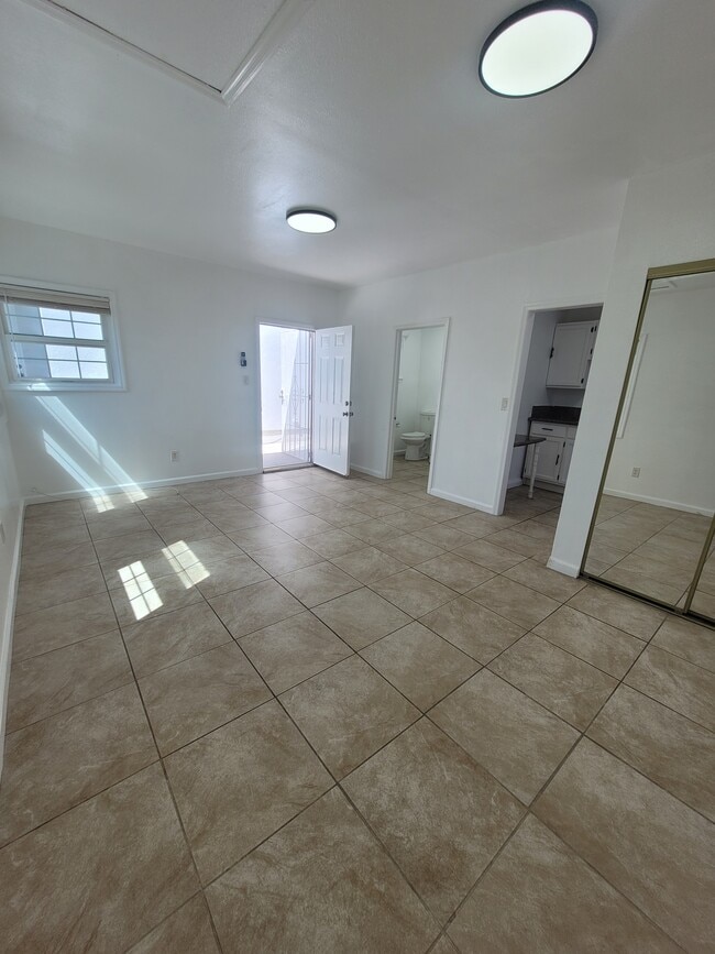 Building Photo - 10301 Dalerose Ave