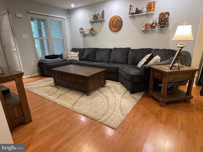 Foto del edificio - 404 Summerhill Ct