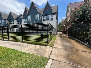 Building Photo - 1924 Calumet St