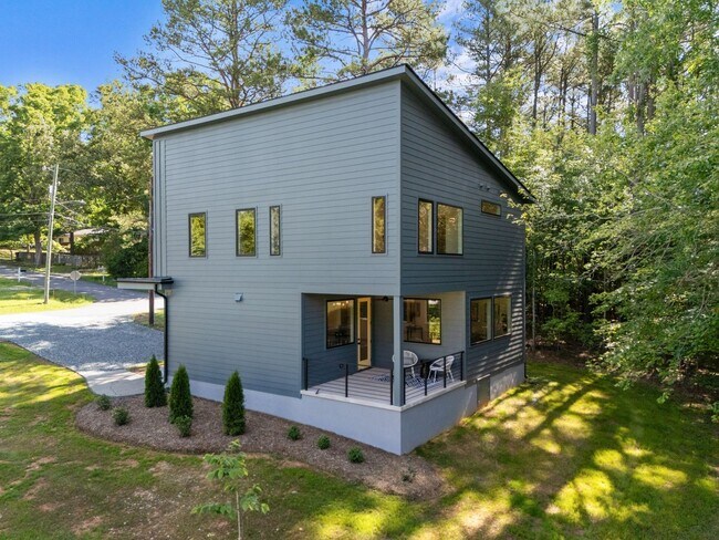 Building Photo - Stunning New Construction Home in the Hear...